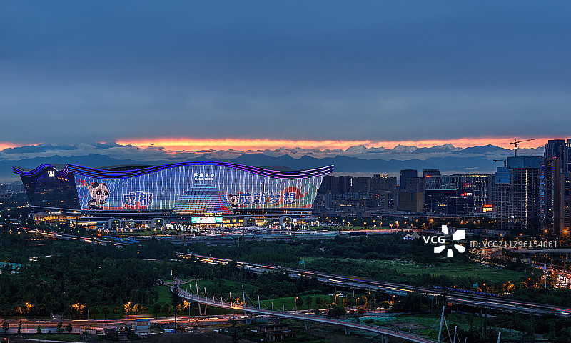 成都环球中心与西岭雪山晚霞火烧云风光图片素材