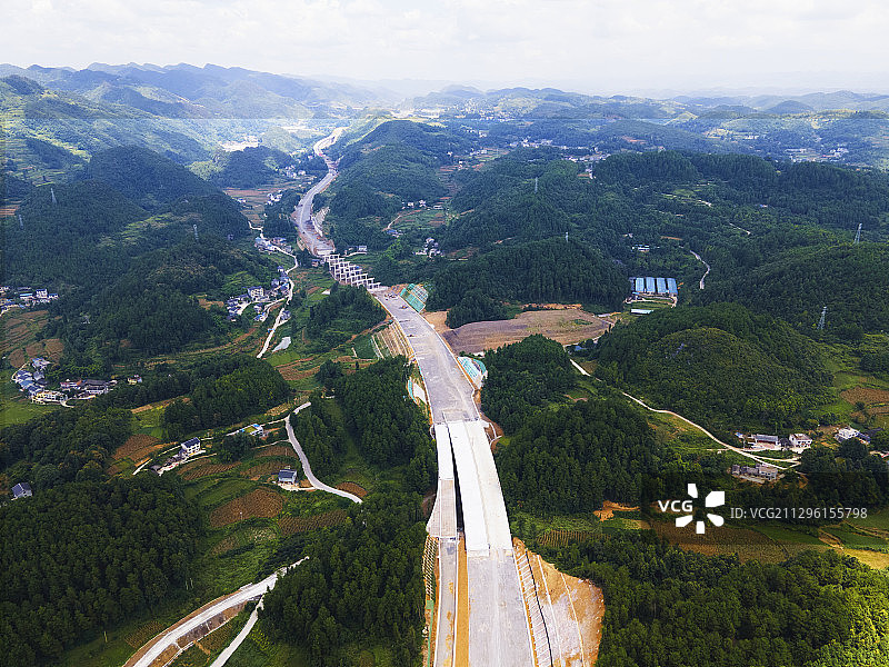 建设中的兰海高速重遵扩容工程遵义段图片素材