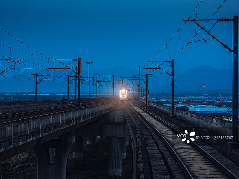 和谐号高铁进站瞬间图片素材