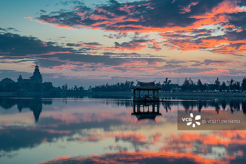 倒映着朝霞的集美学村龙舟池，如同绚丽的天空之镜图片素材