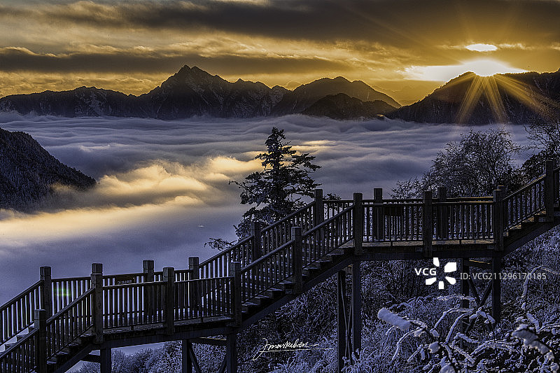 西岭雪山云海日出云海朝霞图片素材