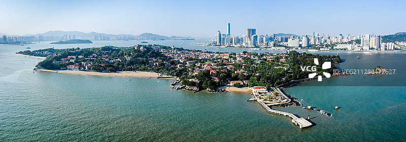 航拍美丽的“海上花园”鼓浪屿全景，与厦门岛隔海相望图片素材