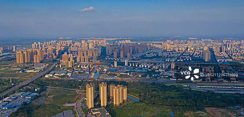 四川省眉山市夕阳下的城市风光图片素材