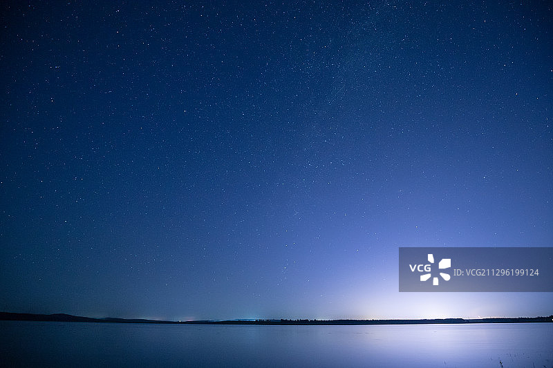 夜晚的水面和星空图片素材