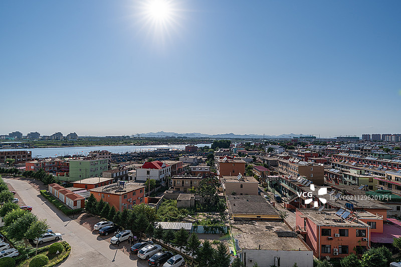 蓝天下南戴河边密集的房屋图片素材