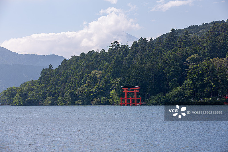 富士山下的鸟居图片素材