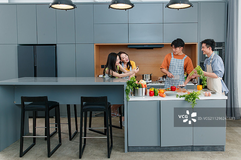 一起做饭的快乐年轻人图片素材
