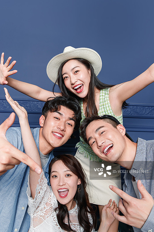 快乐的年轻朋友图片素材