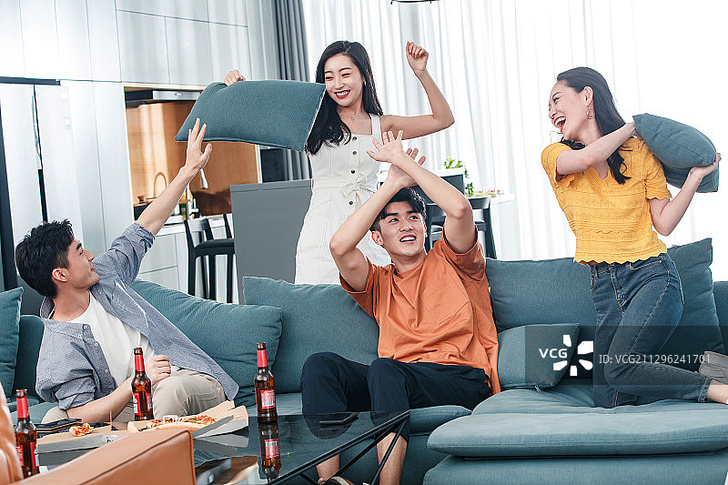 嬉笑打闹的青年朋友图片素材