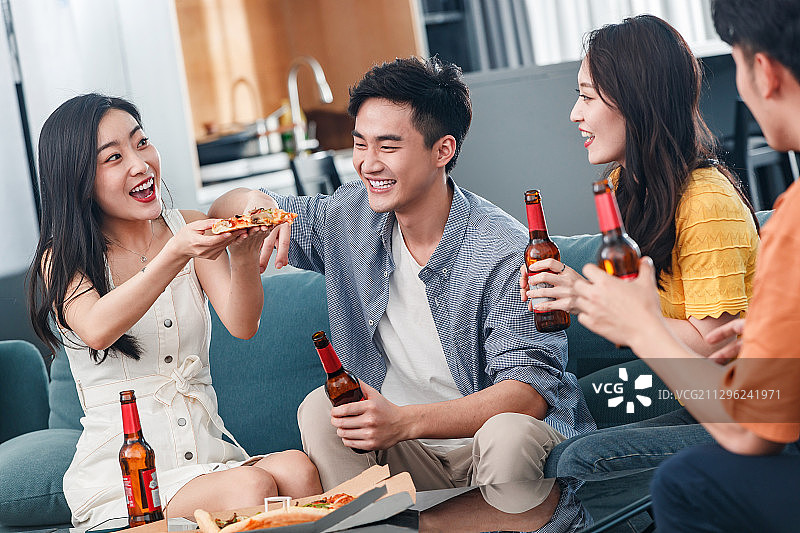 快乐的青年朋友聚餐图片素材