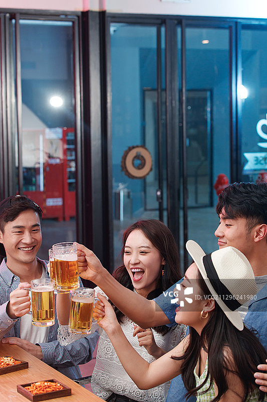 青年朋友在酒吧喝酒图片素材