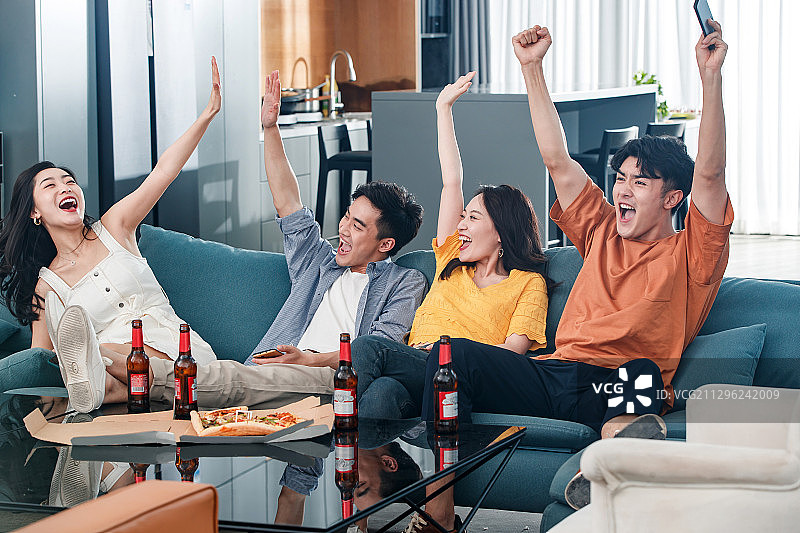 兴奋的青年朋友欢呼庆祝图片素材