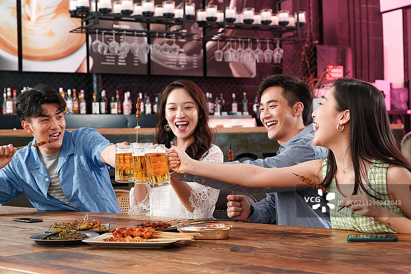 青年朋友在酒吧喝酒图片素材