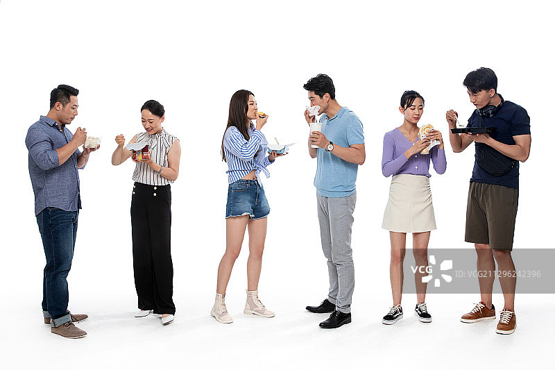 不同年龄段吃快餐的伴侣图片素材