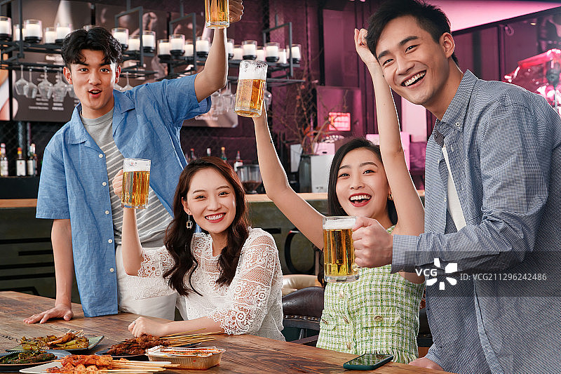 青年朋友喝酒吃烧烤图片素材