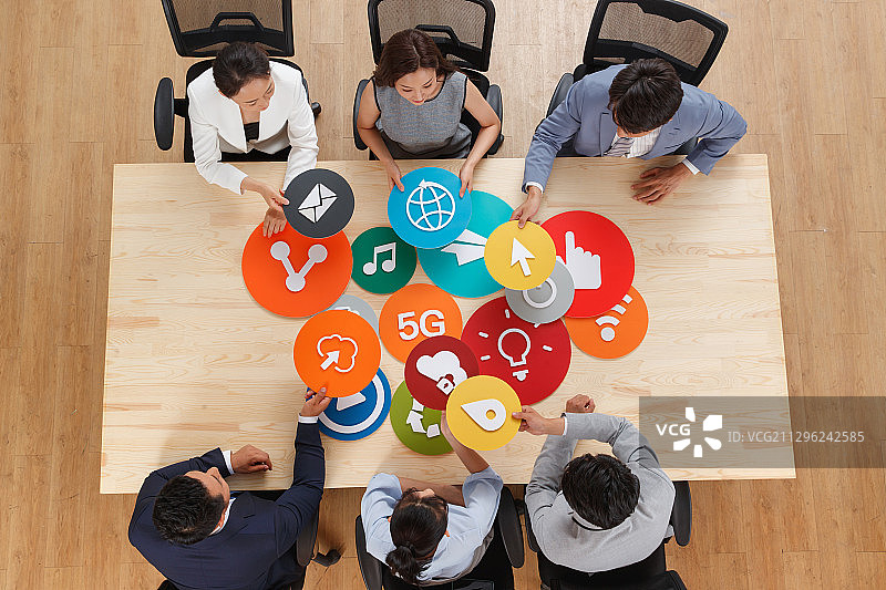 面对面的商务人士拿着符号图标图片素材