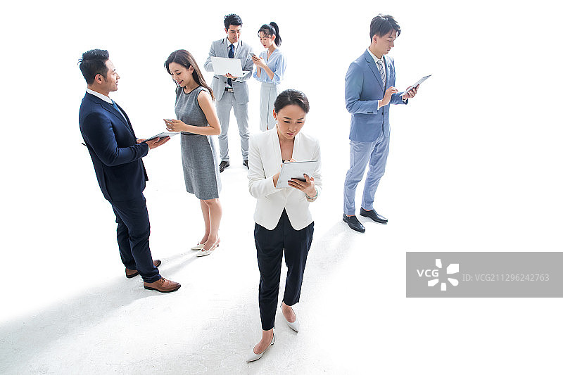 使用电子设备沟通工作的商务人群图片素材