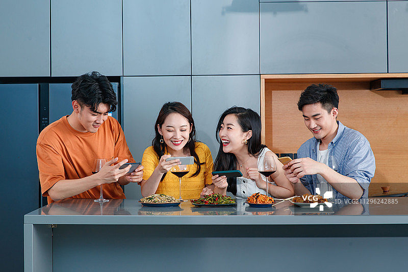 快乐的青年人用餐时照相图片素材