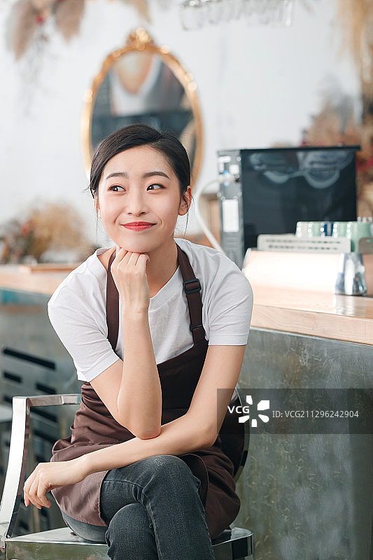 在咖啡店里休息的服务员图片素材