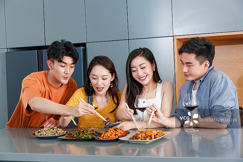 快乐的青年人聚餐喝酒图片素材