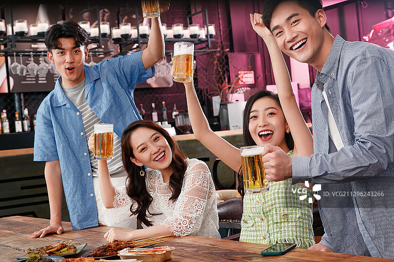 青年朋友喝酒吃烧烤图片素材