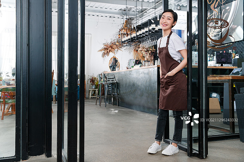 咖啡店的女服务员图片素材