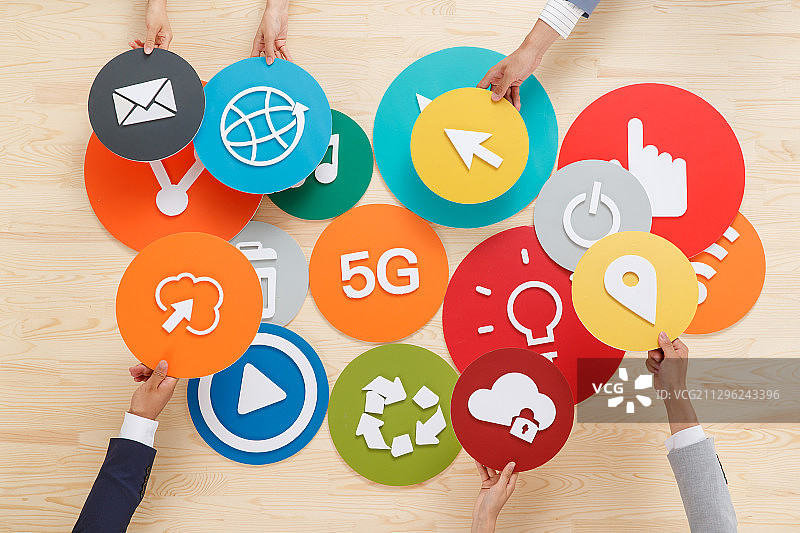 不同职业的人的手拿着图标图片素材