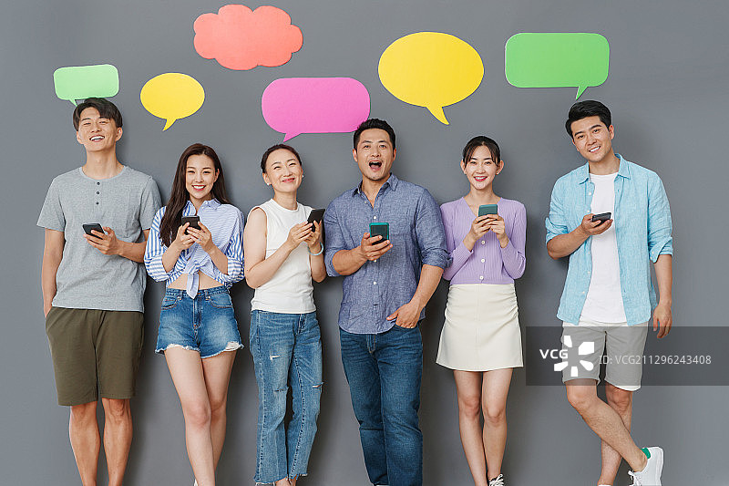 快乐的中青年人用手机聊天软件沟通图片素材