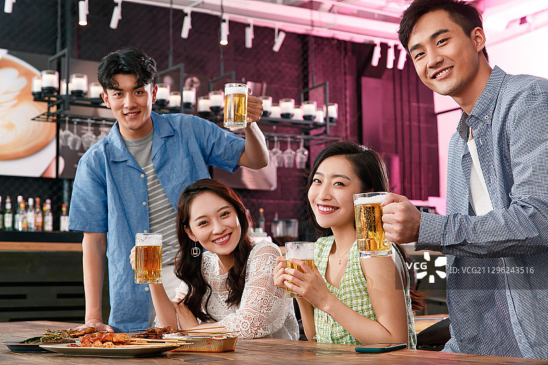 青年朋友喝酒吃烧烤图片素材
