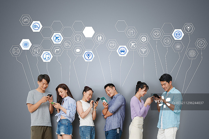 快乐的中青年人拿着手机享受网络生活图片素材