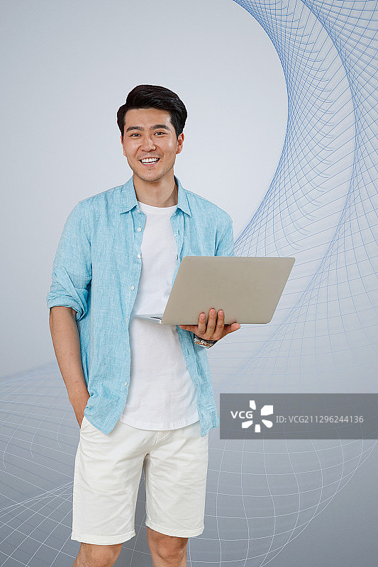 使用笔记本电脑的青年男士图片素材