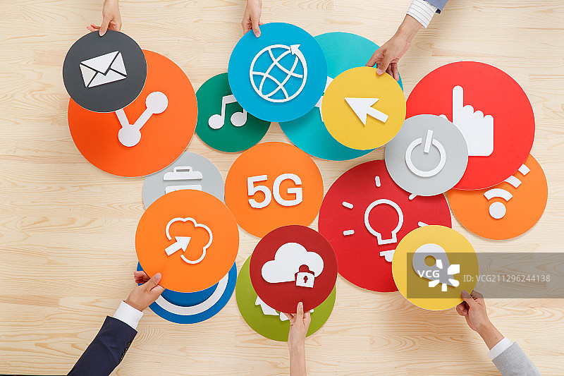 不同职业的人的手拿着图标图片素材