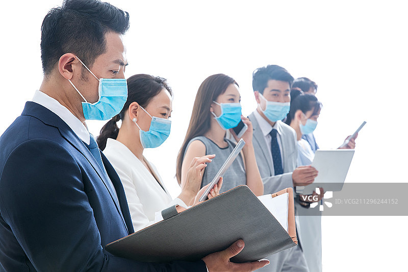 戴口罩的商务团队移动办公图片素材