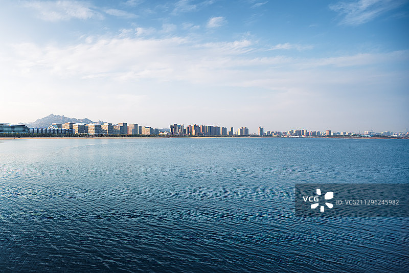 从海的对面看城市图片素材
