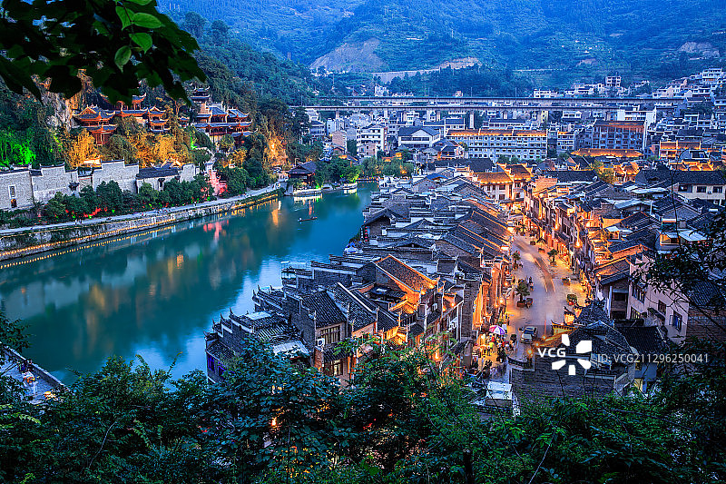 灯火阑珊的镇远古城图片素材