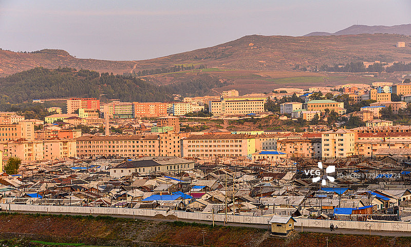朝鲜民主主义人民共和国两江道惠山市夕阳图片素材
