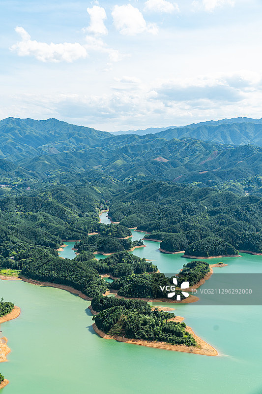 航拍视角，千岛湖，湖光山色图片素材