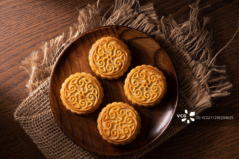 碟子上的月饼图片素材