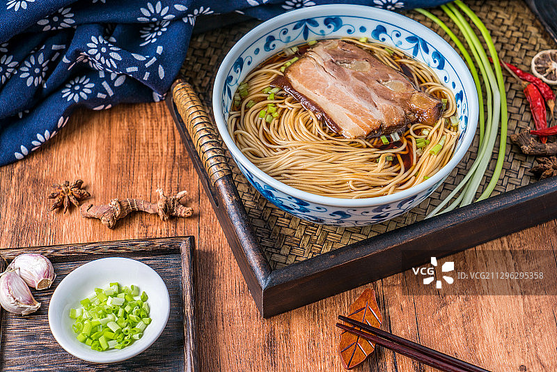 一碗江苏苏州传统小吃焖肉奥灶面图片素材