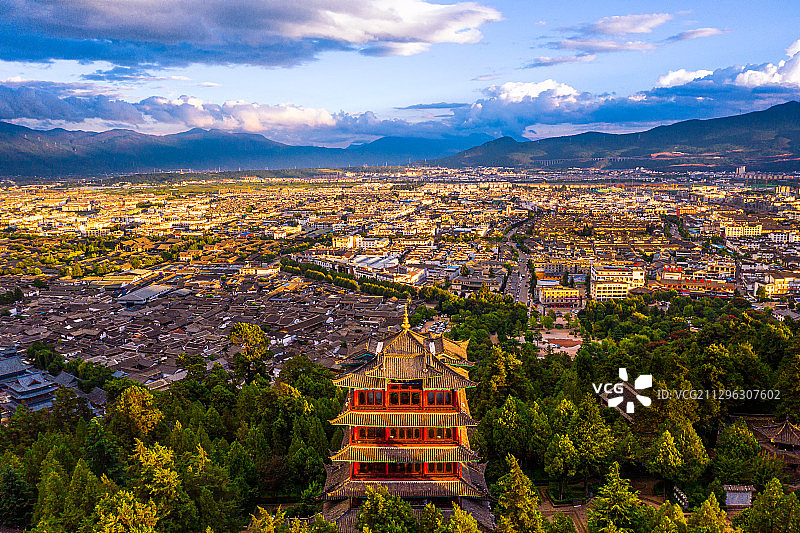 被阳光照耀的万古楼与丽江新城图片素材