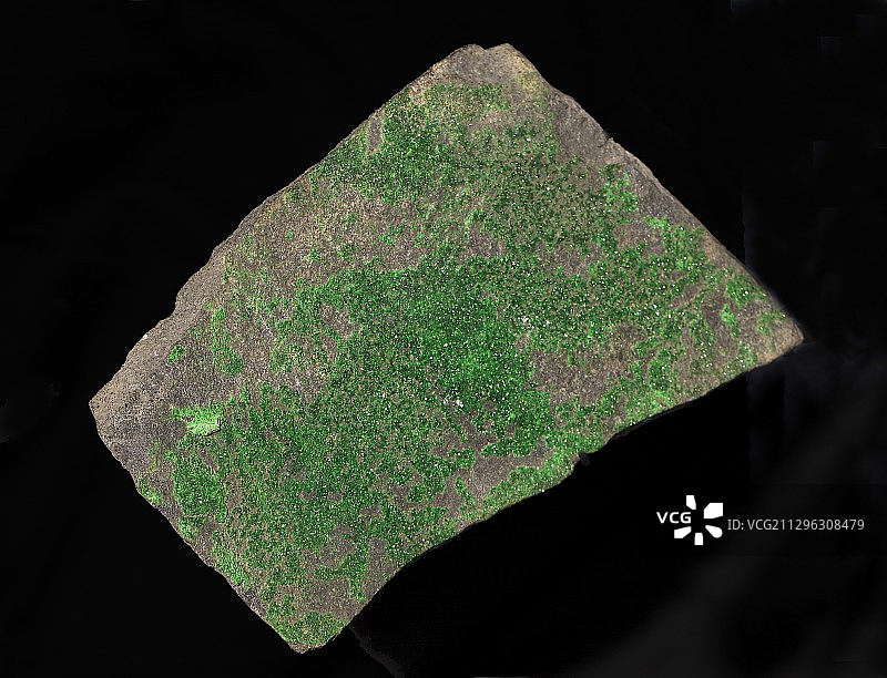 钙铬榴石晶体图片素材