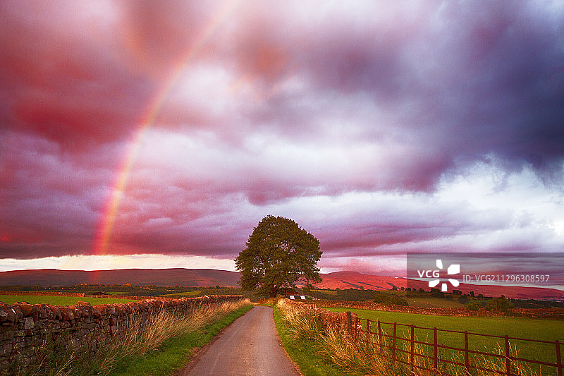 北奔宁山脉，坎布里亚，英国，日落彩虹图片素材