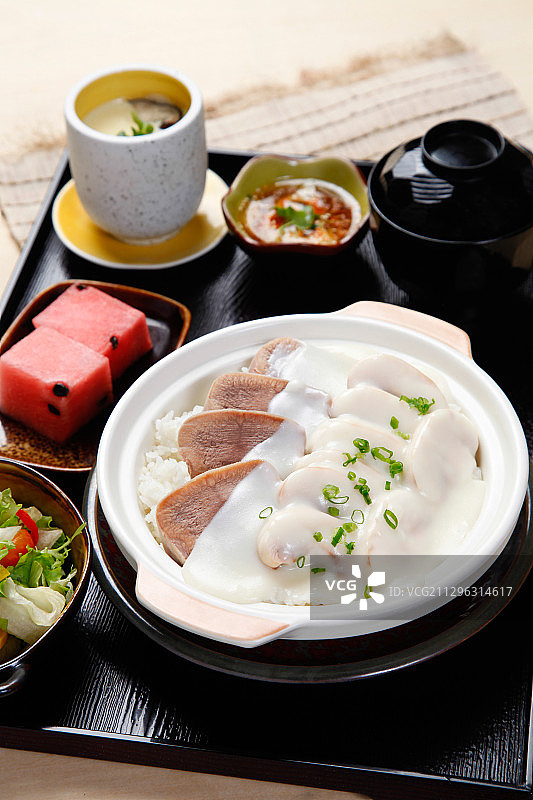 日本料理定食米饭套餐图片素材