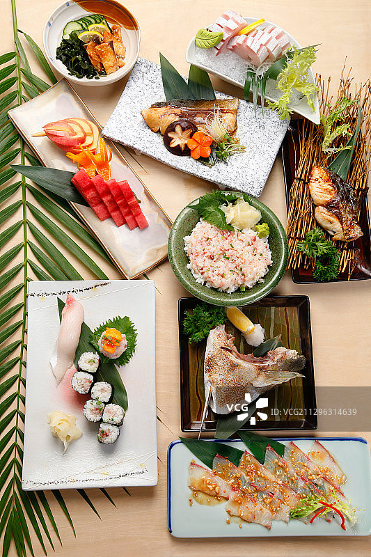 日本料理定食拼盘套餐图片素材