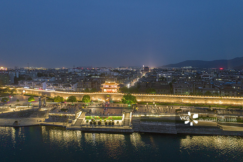 航拍襄阳古城临汉门夜景风光图片素材