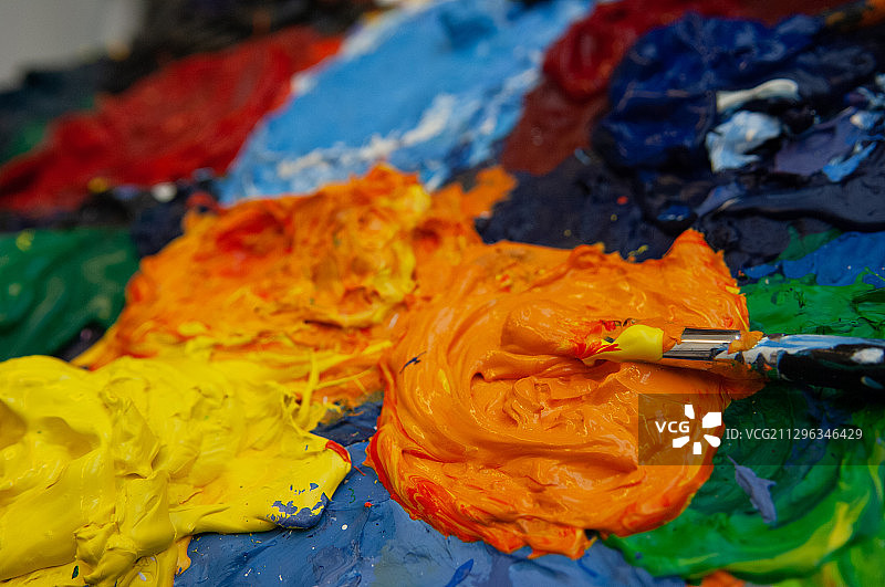 艺术家调色板上厚厚的油彩图片素材