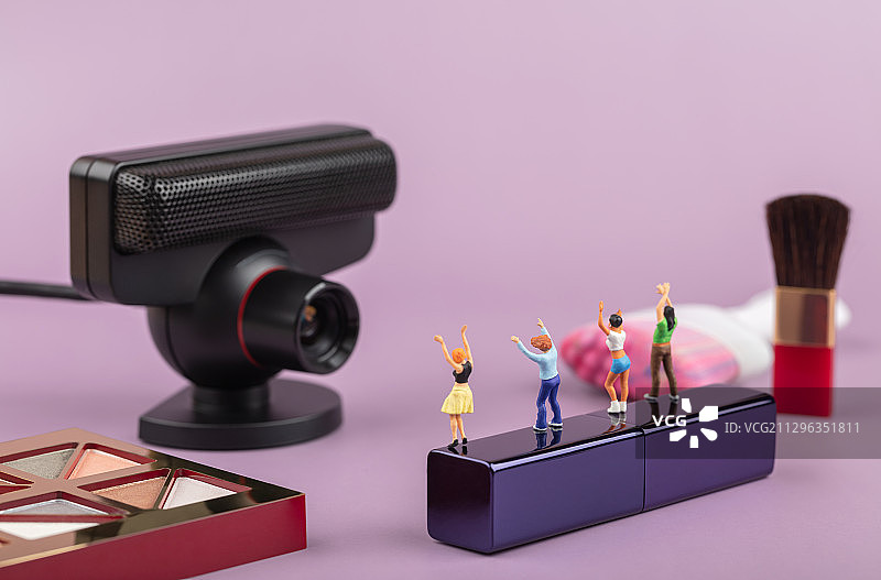 直播带货化妆品购物节欢呼的人群图片素材