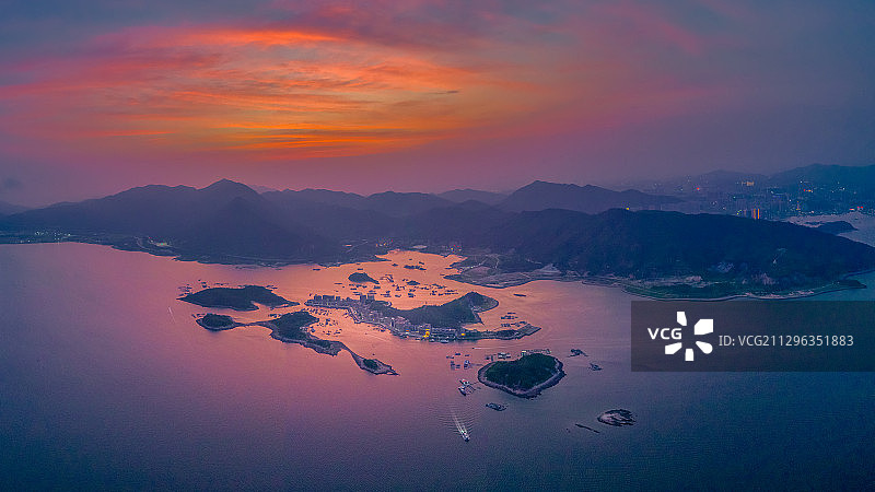 2020年8月，台风过后，广东惠州大亚湾海上空出现美丽晚霞。图片素材