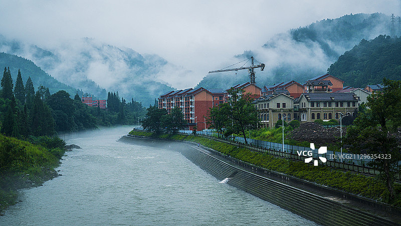 大熊猫国家公园南入口龙苍沟镇一幅烟雨小镇的诗意画面图片素材