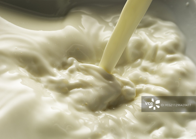 正在倒入的酪乳图片素材